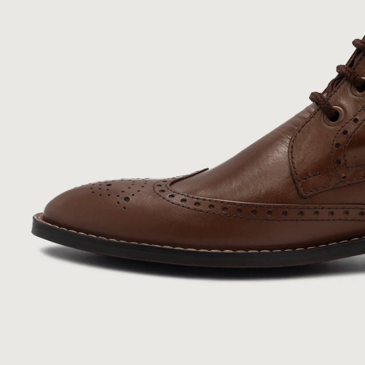 Vista de detalle of Classic Collar & Heavy-Duty Zipper Hardware on Duster Brogues Derby Marrón Botas de cuero para Hombre