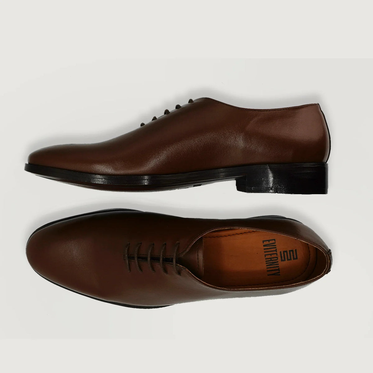 Director Wholecut Marrón Zapatos de cuero para Hombre For Men - Vista lateral mostrando el corte ergonómico de mangas