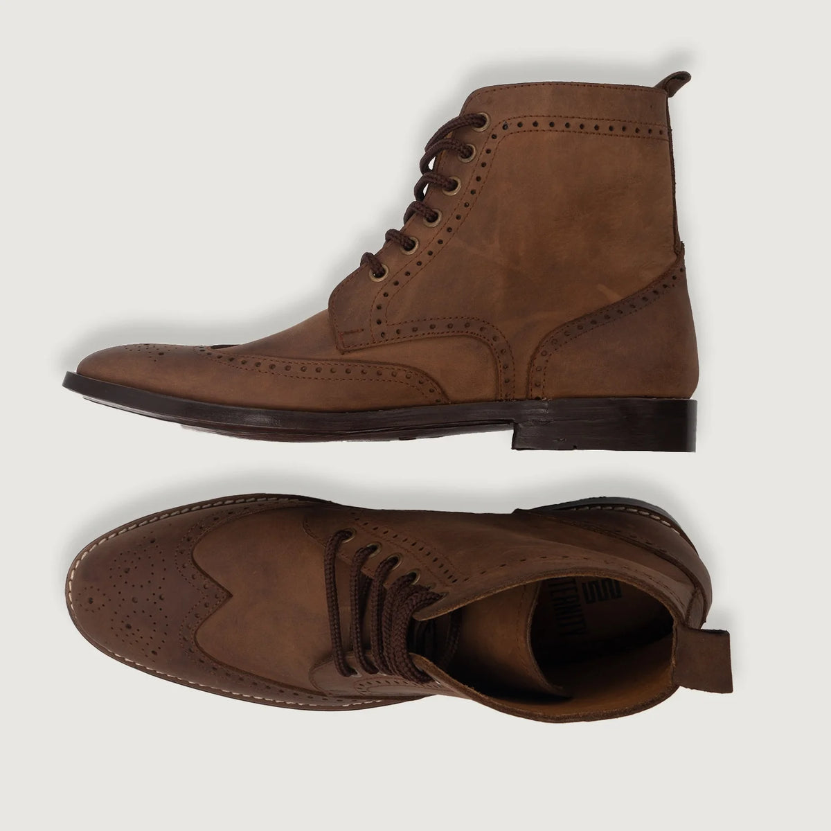 Duster Brogues Derby Oil Pull-up Marrón Botas de cuero para Hombre - Vista lateral mostrando el corte ergonómico de mangas