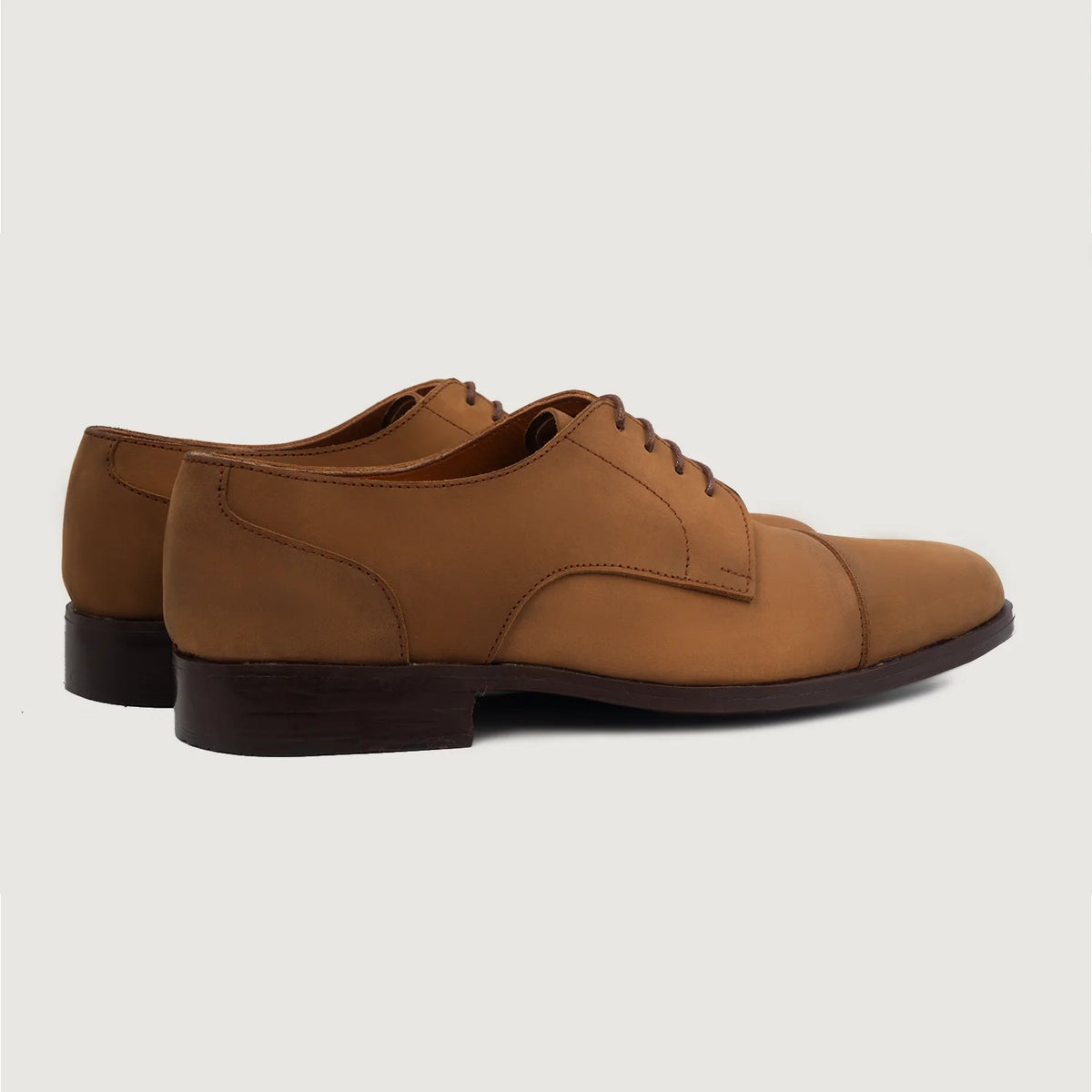 High-Traction Rubber Outsole & Lug Tread Pattern on Attorney Derby Marrón Nubuck Zapatos de cuero para Hombre For Men