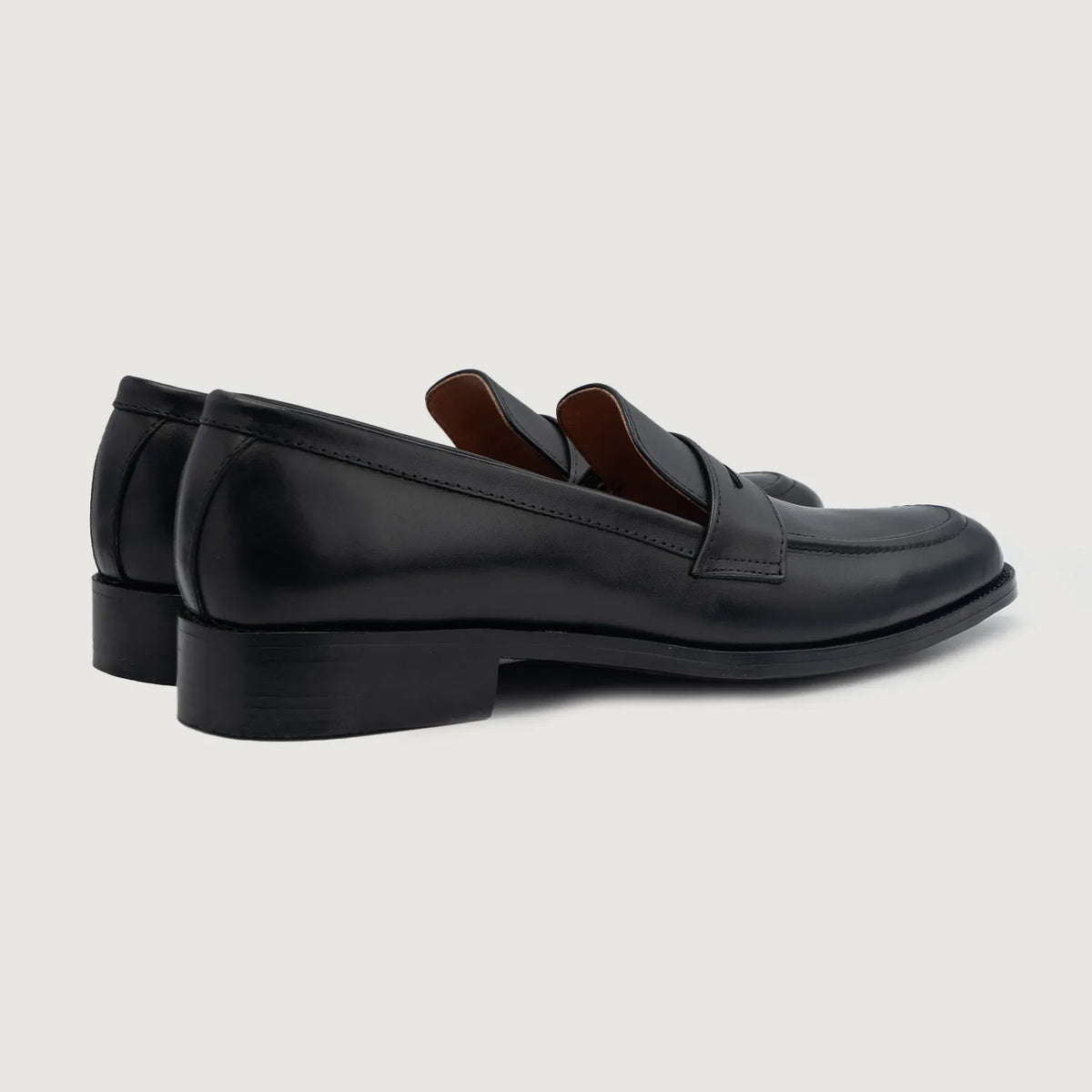 High-Traction Rubber Outsole & Lug Tread Pattern on Baxton Negro Mocasines de cuero para Hombre For Men