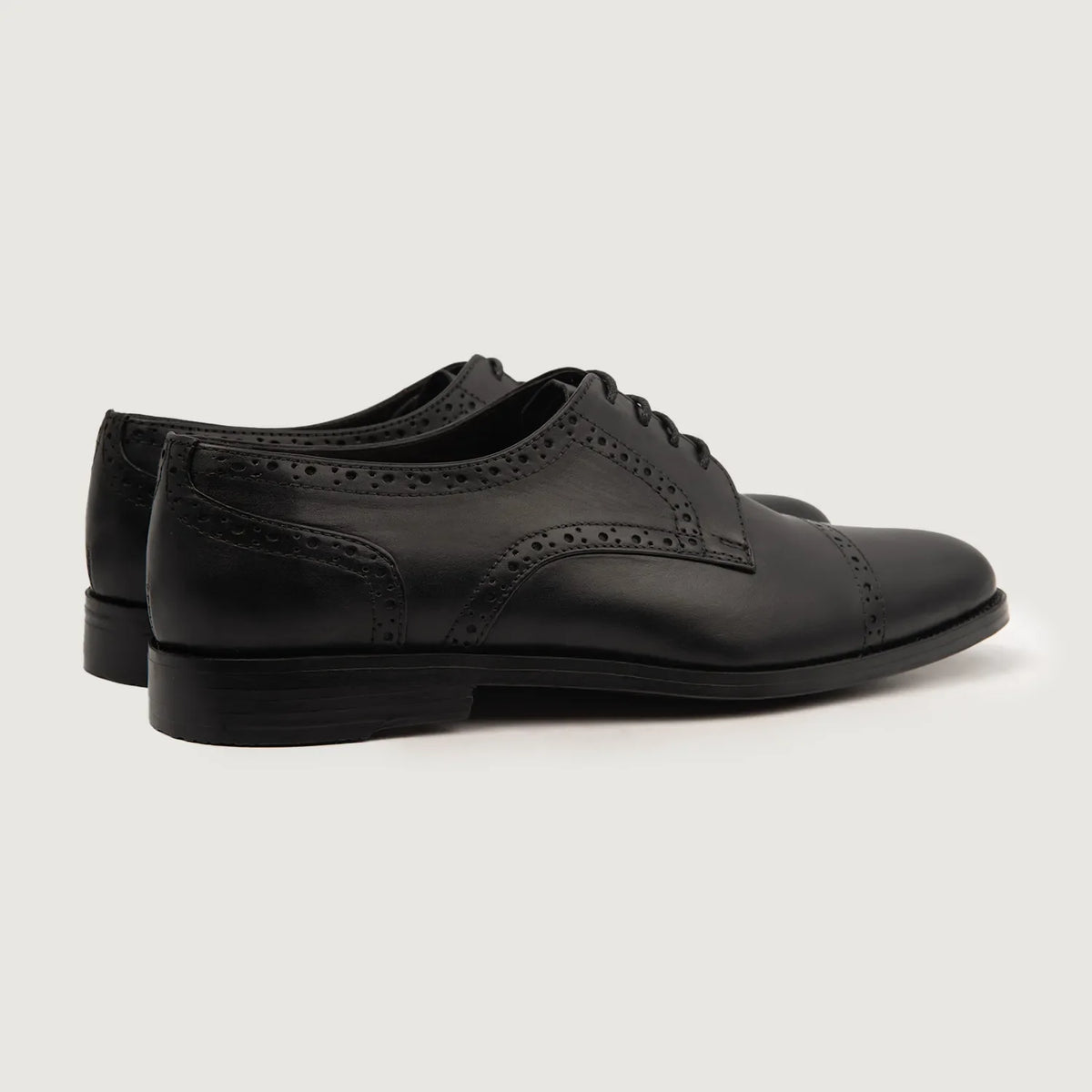 High-Traction Rubber Outsole & Lug Tread Pattern on Dirk Brogues Zapatos Derby de cuero negro para Hombre