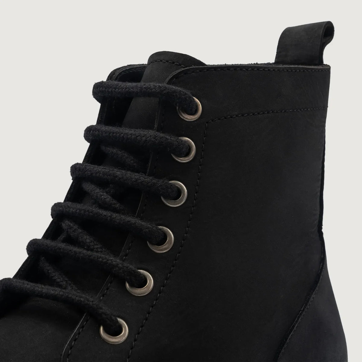 High-Traction Rubber Outsole & Lug Tread Pattern on Knight Derby Negro Nubuck Botas de cuero para Hombre For Men