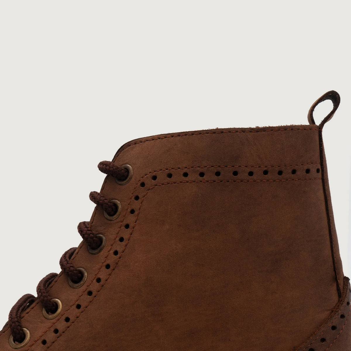 Vista de detalle of Classic Collar & Heavy-Duty Zipper Hardware on Duster Brogues Derby Oil Pull-up Marrón Botas de cuero para Hombre