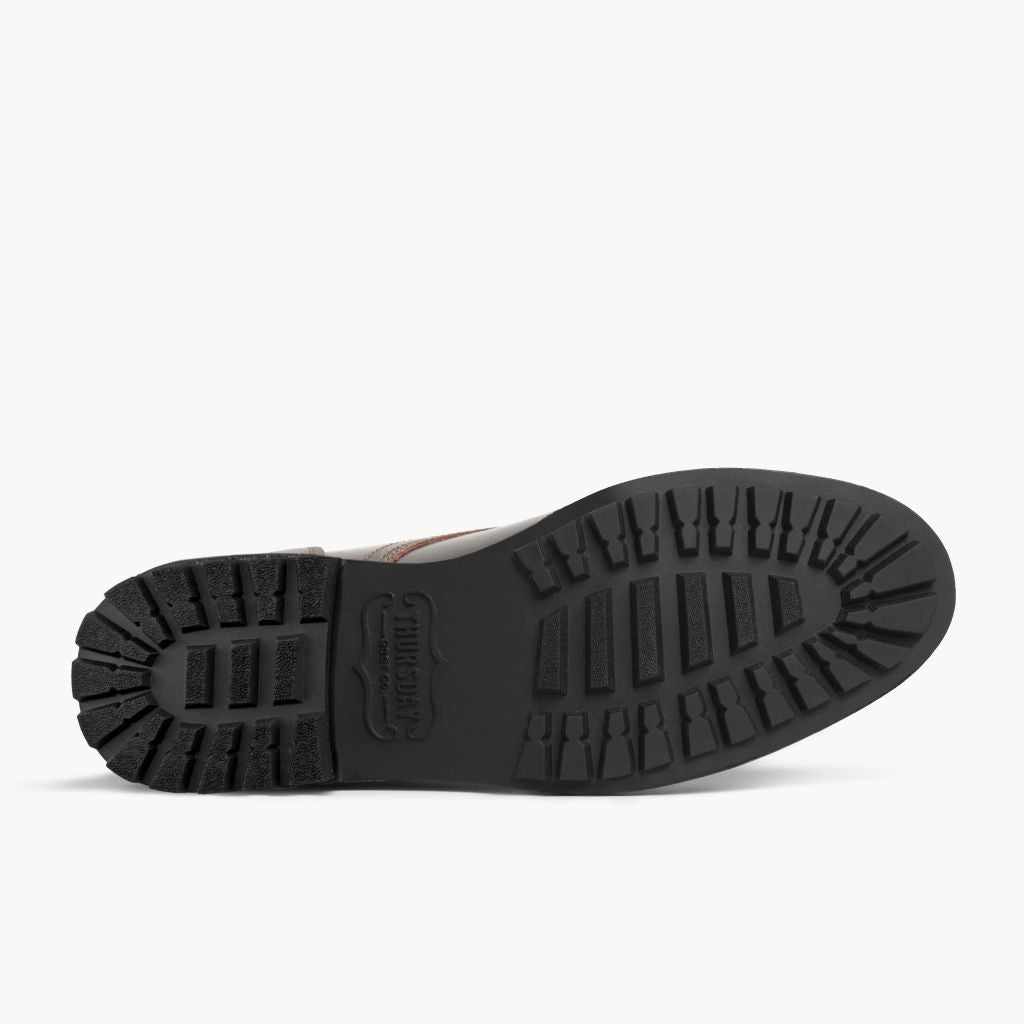 High-Traction Rubber Outsole & Lug Tread Pattern on Vanguard Waxed Cacao Botas de cuero para Hombre For Men