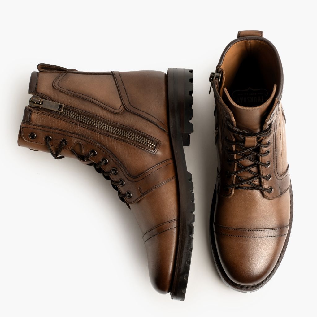 Vista de detalle of Classic Collar & Heavy-Duty Zipper Hardware on Casa Moto Trigo Ámbar Botas de cuero para Hombre