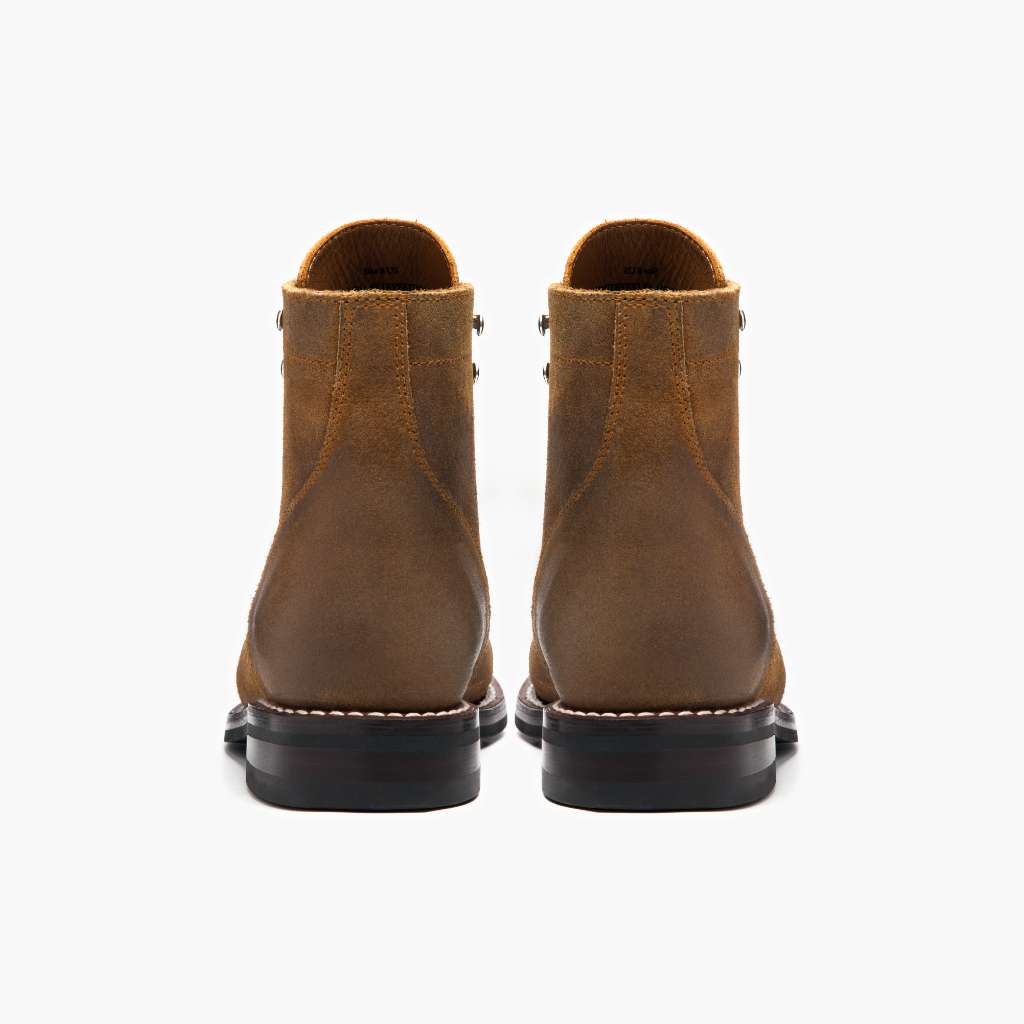 High-Traction Rubber Outsole & Lug Tread Pattern on Captain Safari Botas de cuero para Hombre