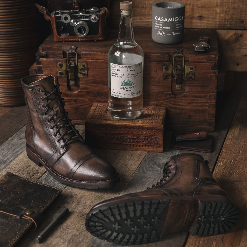 Perspectiva del modelo vistiendo Casa Moto Añejo Botas de cuero para Hombre en modelo con caída natural bajo luz de día