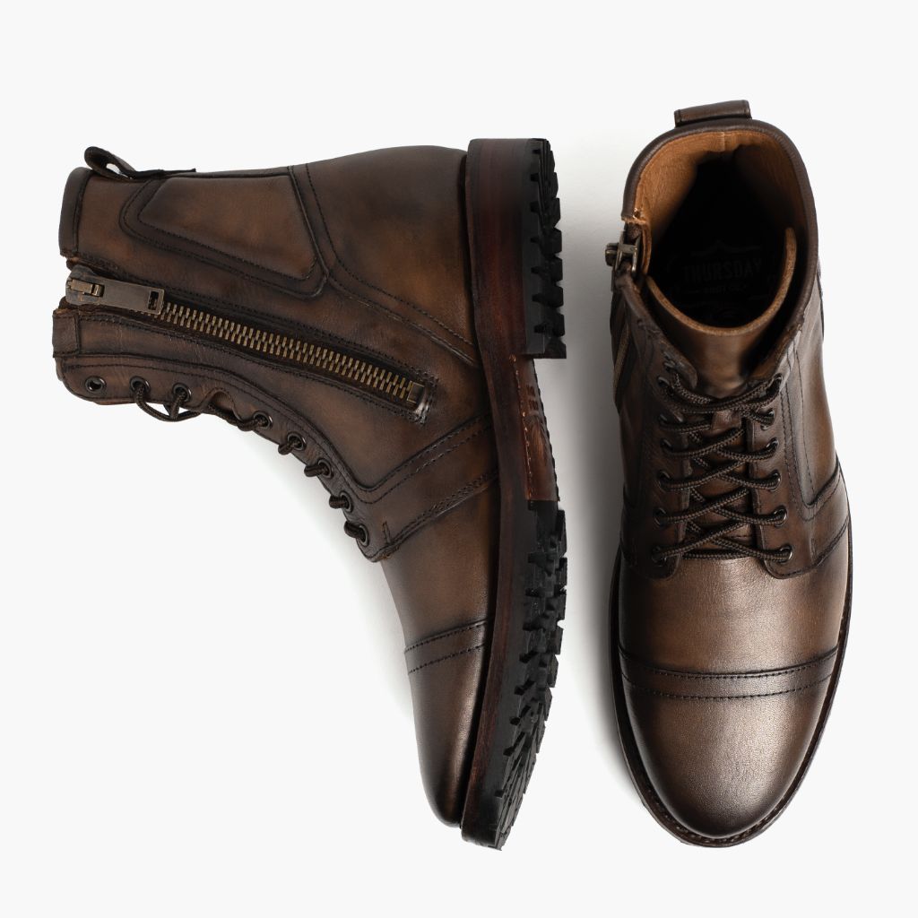 Vista de detalle of Classic Collar & Heavy-Duty Zipper Hardware on Casa Moto Añejo Botas de cuero para Hombre
