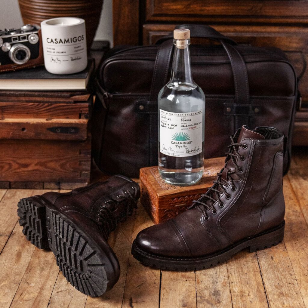 Perspectiva del modelo vistiendo Casa Moto Viejo Inglés Botas de cuero para Hombre en modelo con caída natural bajo luz de día