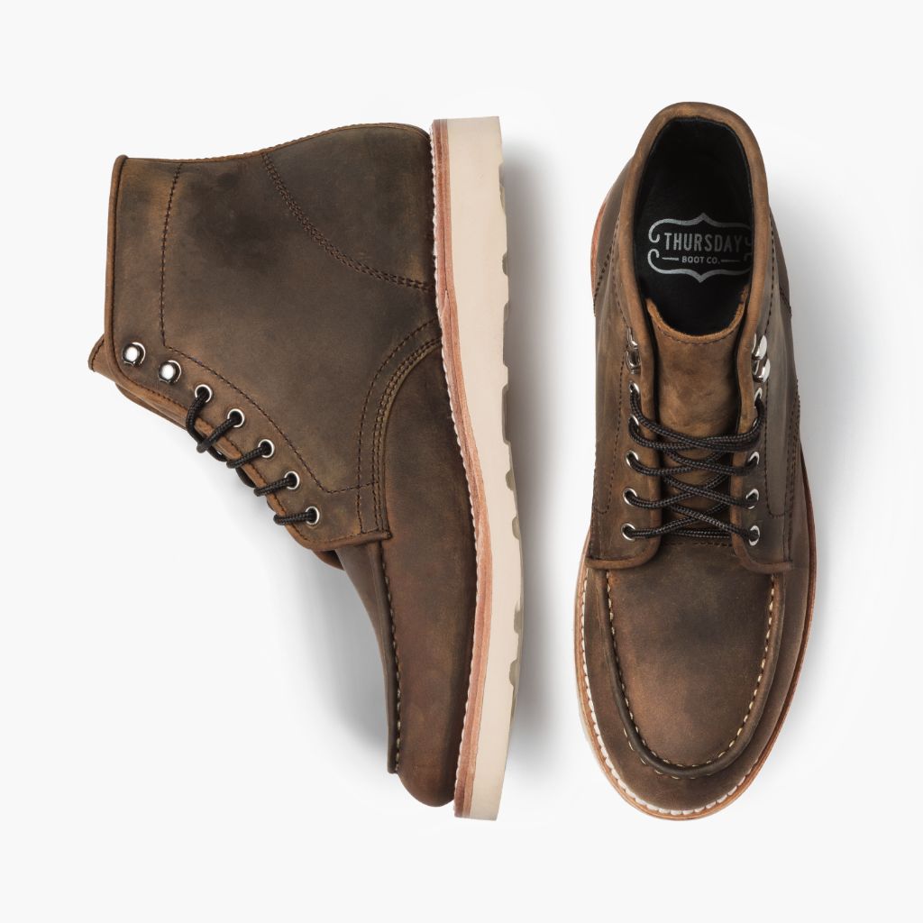 High-Traction Rubber Outsole & Lug Tread Pattern on Diplomat Cobre Quemado Botas de cuero para Hombre