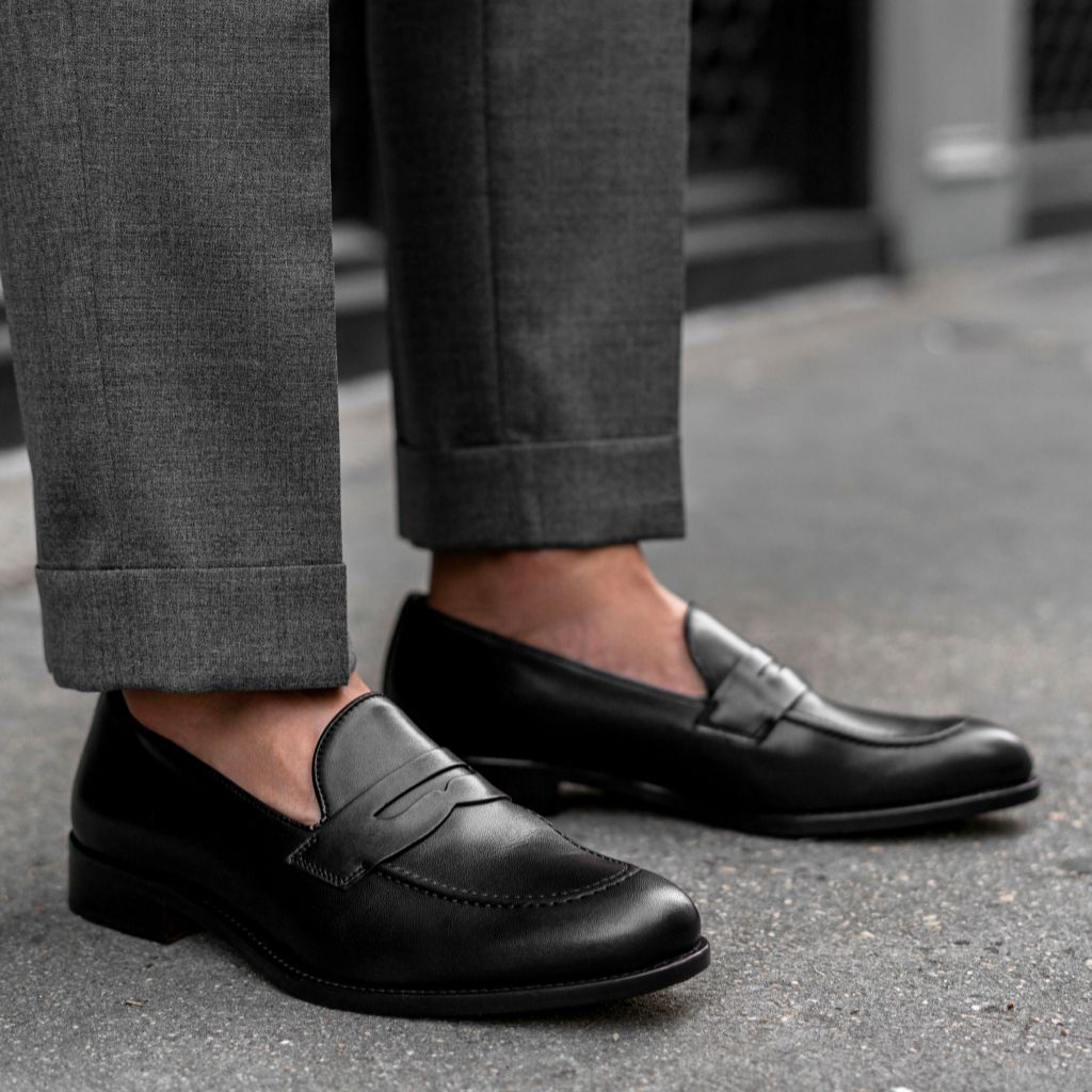 Authentic Full-Grain Leather Grain Depth & Pull-Up Patina Texture Detail