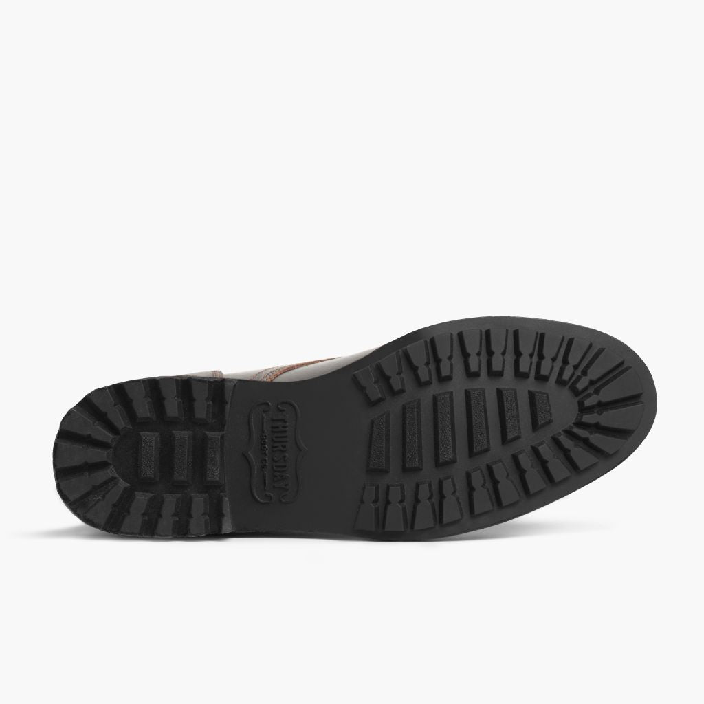 High-Traction Rubber Outsole & Lug Tread Pattern on Logger Waxed Cacao Botas de cuero para Hombre