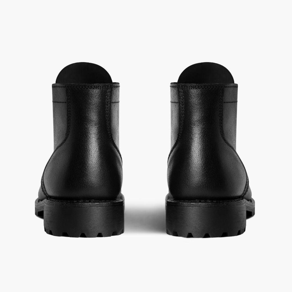 High-Traction Rubber Outsole & Lug Tread Pattern on Vanguard Negro Waxed Roughout Botas de cuero para Hombre For Men