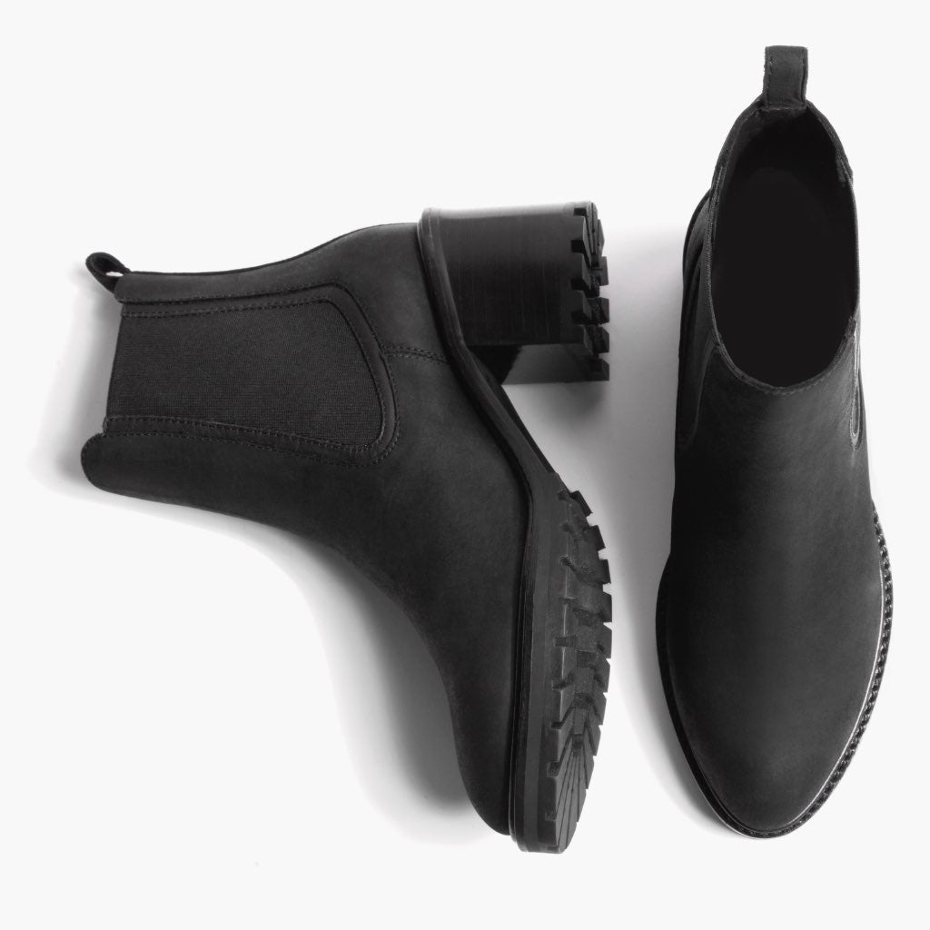 High-Traction Rubber Outsole & Lug Tread Pattern on Knockout Negro Mate Botas de cuero para Mujer