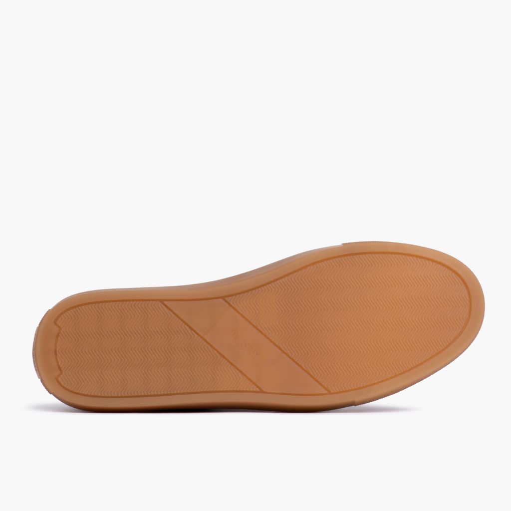 High-Traction Rubber Outsole & Lug Tread Pattern on Premier Low Top Camel Zapatillas de cuero para Mujer