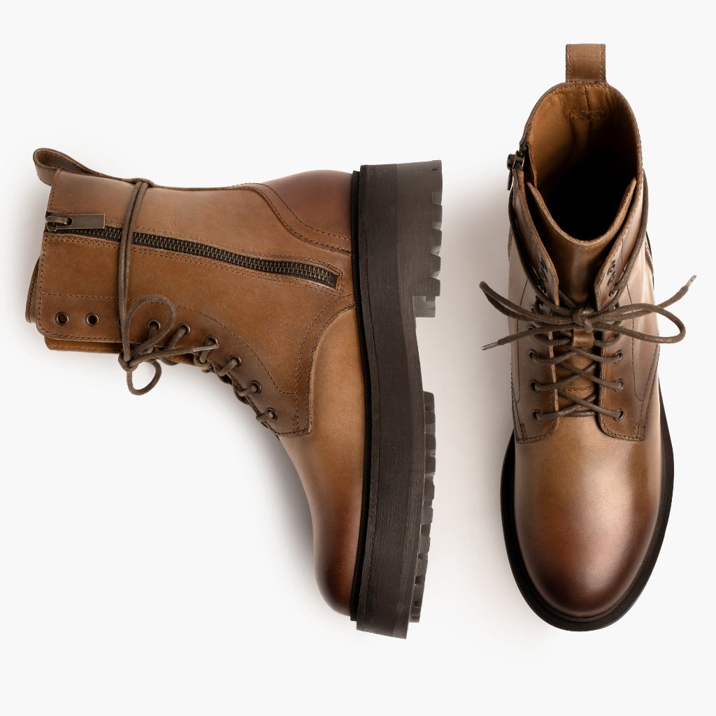High-Traction Rubber Outsole & Lug Tread Pattern on Quest Natural Botas de cuero para Mujer
