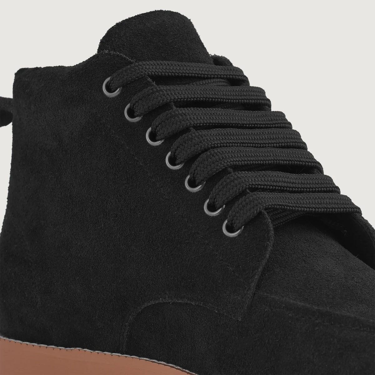High-Traction Rubber Outsole & Lug Tread Pattern on Bearman Botas Moc Toe de ante negro para Hombre
