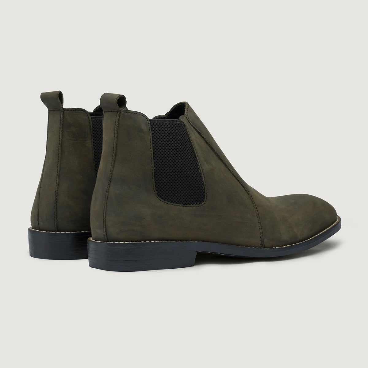 High-Traction Rubber Outsole & Lug Tread Pattern on Clarkson Chelsea Olive Pullup Botas de cuero - StudGuard para Hombre
