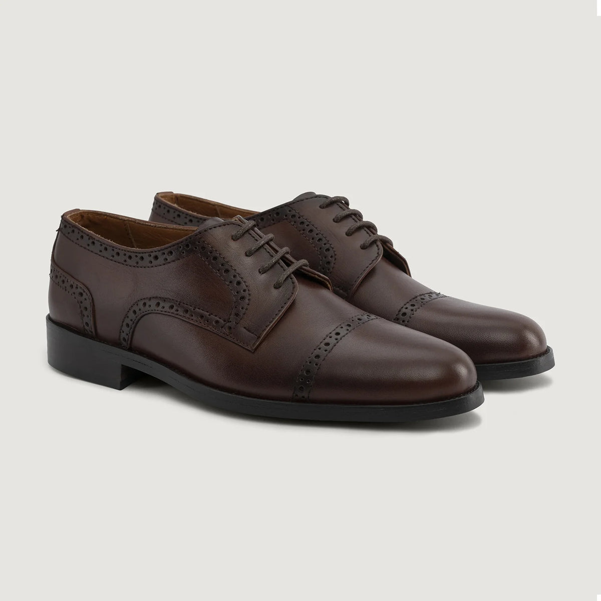 Dirk Brogues Derby Brown Leather Shoes StudGuard For Men in Burnished Brown Full-Grain Leather - Vista de perfil | Comprar online
