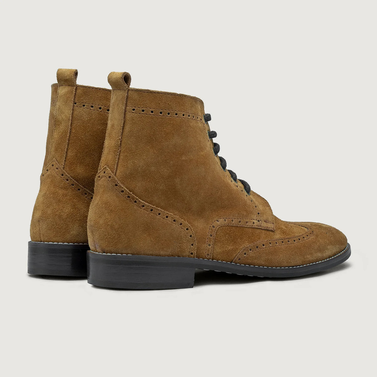 Duster Brogues Derby Marrón Suede Botas de cuero - StudGuard para Hombre - Vista lateral mostrando el corte ergonómico de mangas