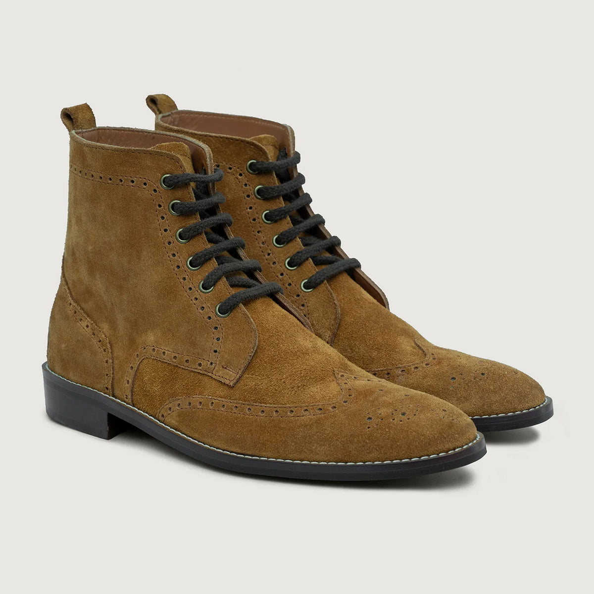 Duster Brogues Derby Marrón Suede Botas de cuero - StudGuard para Hombre in Brown Goatskin Suede - Vista frontal y silueta entallada | Comprar online