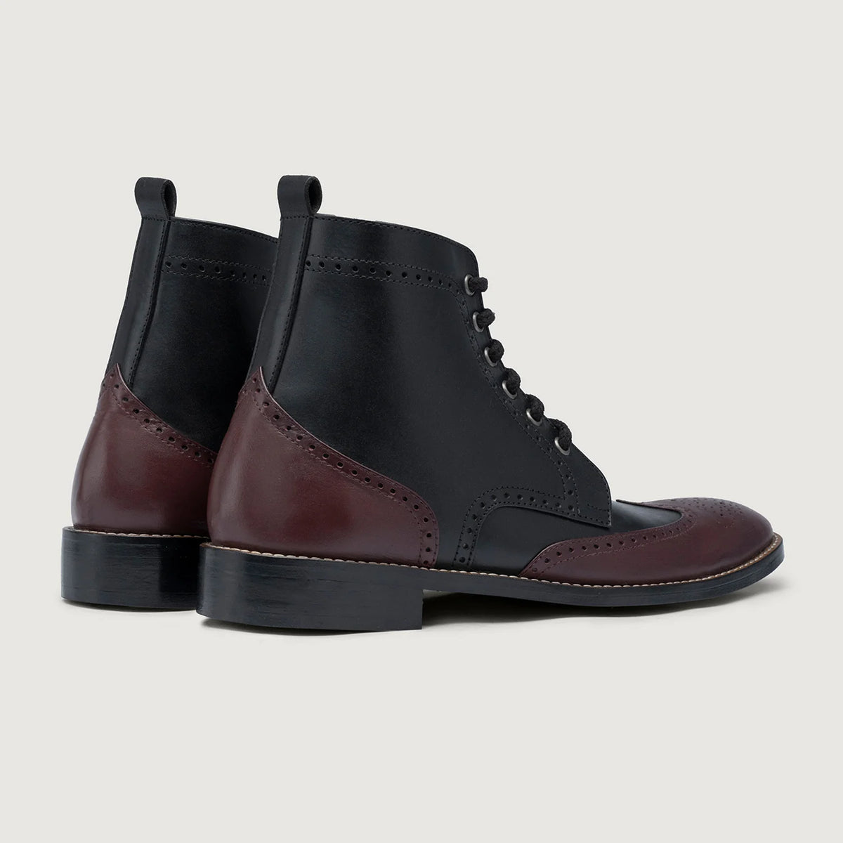 Duster Brogues Derby Maroon Black Leather Boots StudGuard For Men - Vista lateral mostrando el corte ergonómico de mangas