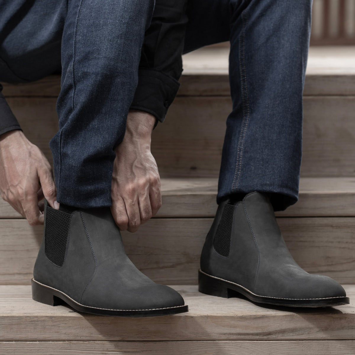 High-Traction Rubber Outsole & Lug Tread Pattern on Clarkson Chelsea Gris Nubuck Botas de cuero - StudGuard para Hombre