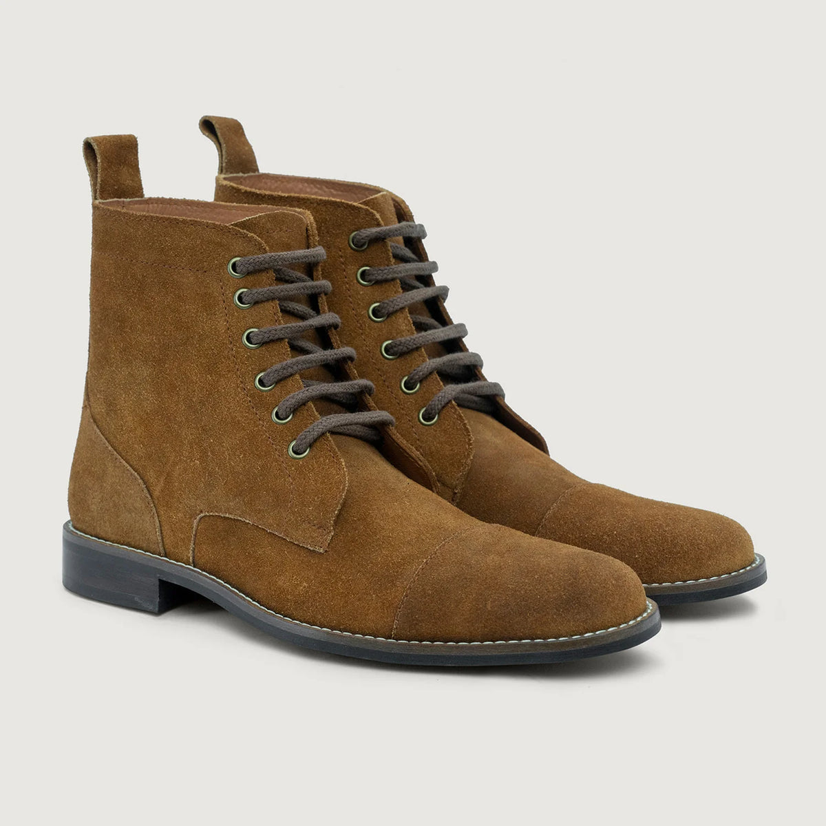 Knight Derby Marrón Suede Botas de cuero - StudGuard para Hombre in Brown Goatskin Suede - Vista de perfil | Comprar online