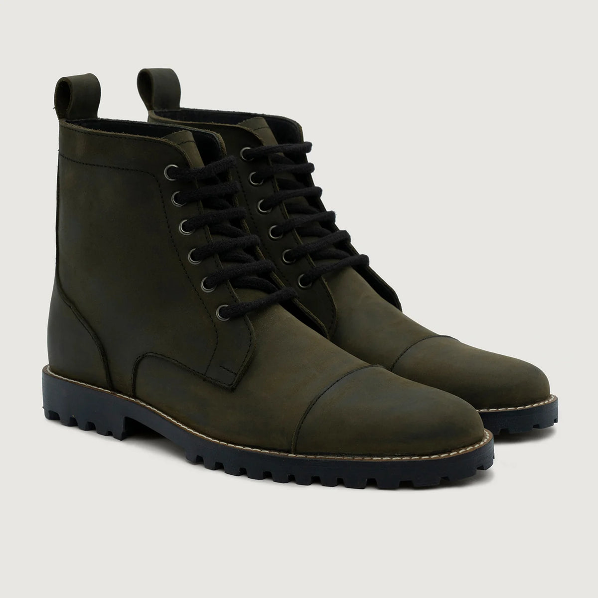 Knight Derby Olive Verde Pullup Botas de cuero - TerraGrip para Hombre in Olive Green Full-Grain Leather - Vista de perfil | Comprar online