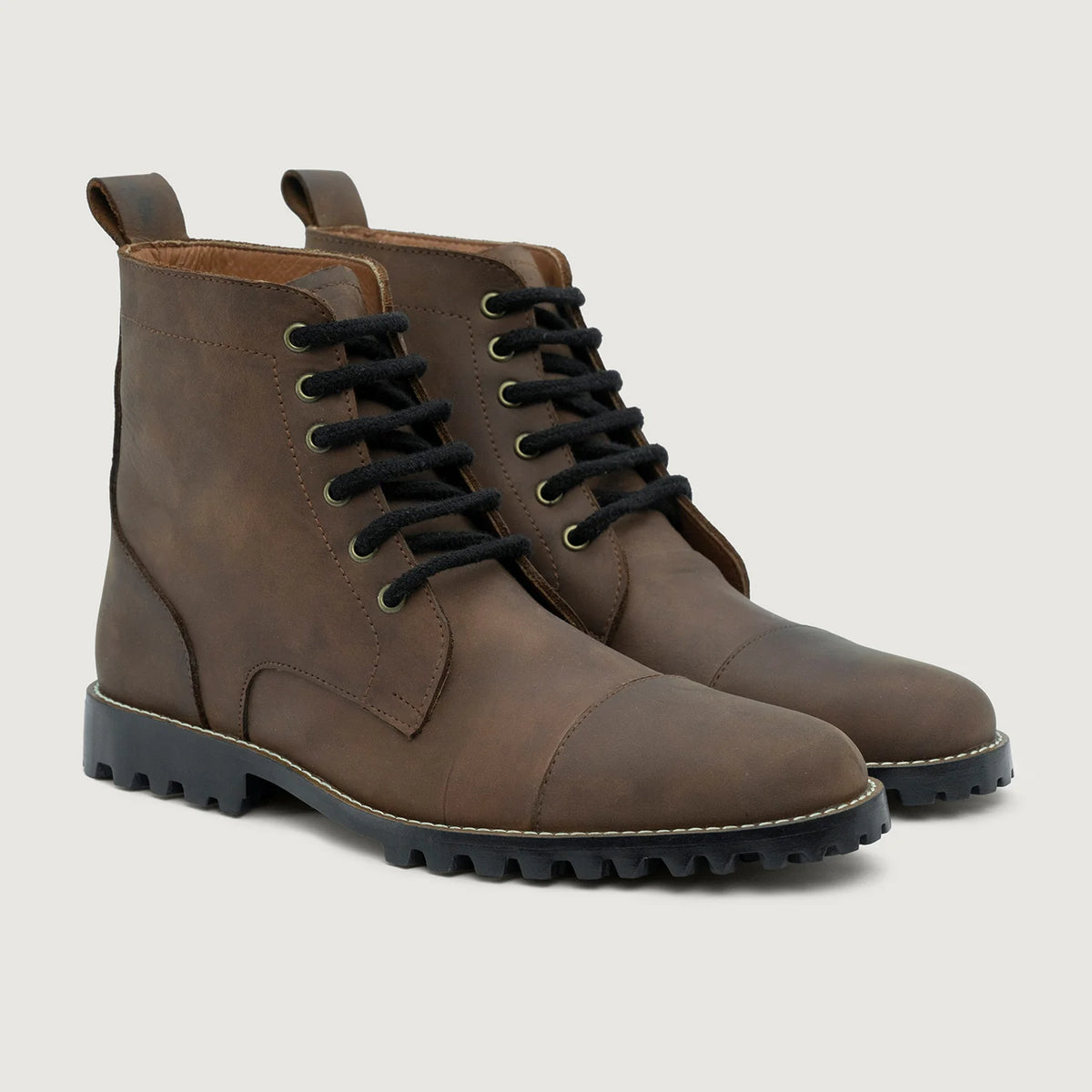 Knight Derby Waxed Brown Pullup Leather Boots TerraGrip For Men in Waxed Brown Full-Grain Leather - Vista de perfil | Comprar online