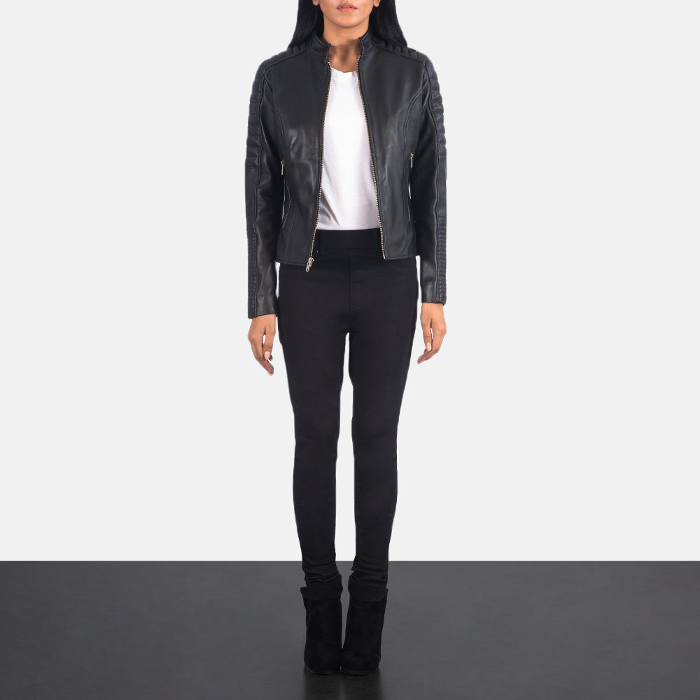 
Adalyn Acolchado Negro Chaqueta Biker de Cuero para Mujer - Vista lateral mostrando el corte ergonómico de mangas