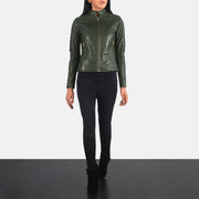 
Adalyn Acolchado Verde Chaqueta Biker de Cuero para Mujer - Vista lateral mostrando el corte ergonómico de mangas