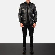 Men's Agent Shadow Black Leather Bomber Jacket - Vista de perfil lateral con corte ergonómico de manga