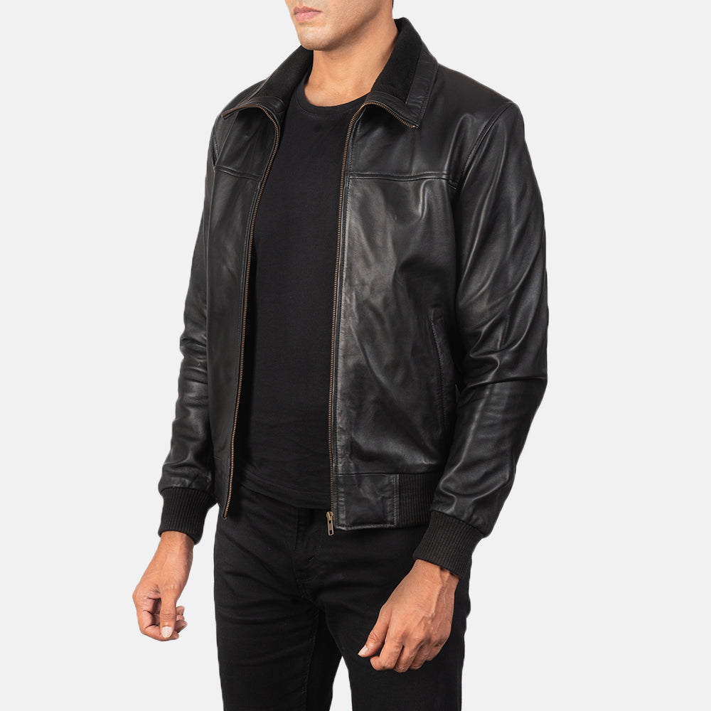 Black Sheepskin Leather Bomber Jacket - Vista trasera con ajuste entallado en hombros y bajo impecable