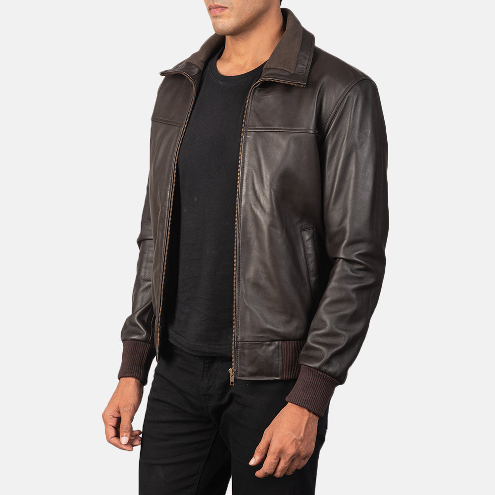 
Dark Brown Sheepskin Leather Bomber Jacket - Vista posterior con hombros definidos y bajo impecable