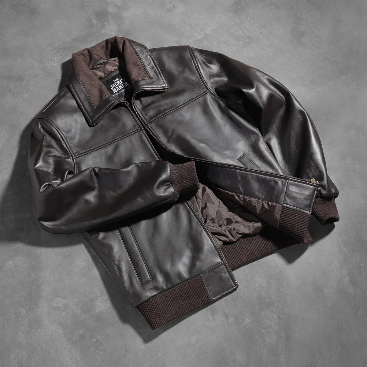 
Perspectiva del modelo vistiendo Air Rolf Mocha Brown Leather Bomber Jacket en modelo con caída natural bajo luz de día