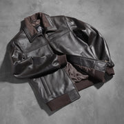 
Perspectiva del modelo vistiendo Air Rolf Mocha Brown Leather Bomber Jacket en modelo con caída natural bajo luz de día