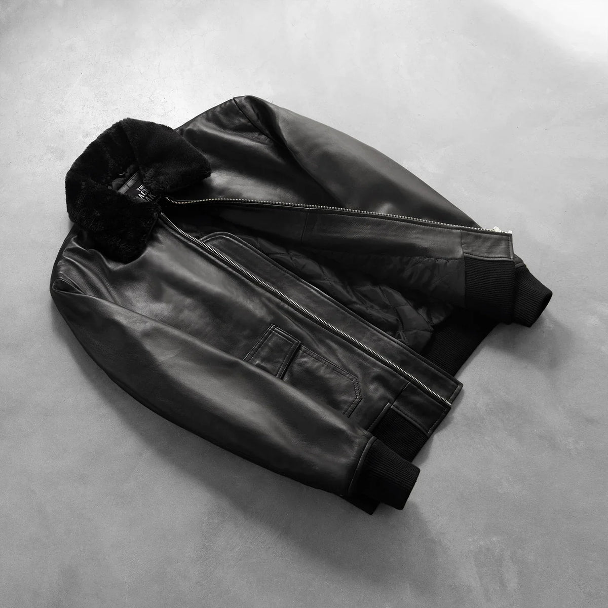 Styled Fit Perspective of Men's Airin G-1 Negro Cazadora Bomber de Cuero para Hombre on Model - Natural Daylight Drape