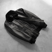 Styled Fit Perspective of Men's Airin G-1 Negro Cazadora Bomber de Cuero para Hombre on Model - Natural Daylight Drape