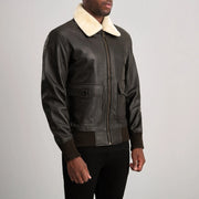 
Brown Sheepskin Leather Bomber Jacket - Vista posterior con hombros definidos y bajo impecable