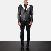 Detalle de cerca of Notch &amp; Zipper Hardware on Men's Alberto Blanco Shearling Negro Chaqueta de Cuero para Hombre