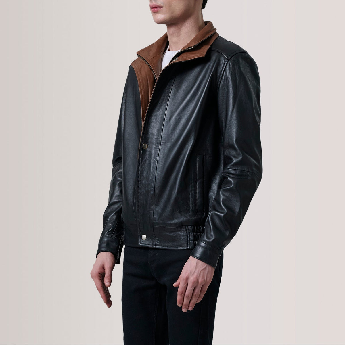 Alfred Brown Leather Bomber Jacket For Men - Vista de perfil lateral con corte ergonómico de manga