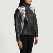 
Black Sheepskin Leather Biker Jacket - Vista posterior con hombros definidos y bajo impecable