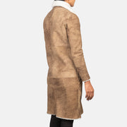 Detalle de cerca of Buckled Collar &amp; Button Hardware on Women's Alina Shearling Marrón Abrigo de Cuero para Mujer