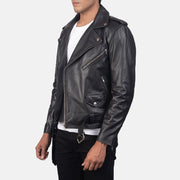 
Black Cowhide Leather Biker Jacket - Vista posterior con hombros definidos y bajo impecable