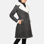 
Amie Black Double Breasted Shearling Coat - Vista lateral mostrando el corte ergonómico de mangas