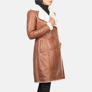 
Amie Brown Double Breasted Shearling Coat - Vista lateral mostrando el corte ergonómico de mangas