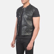 
Black Sheepskin Leather Biker Jacket - Vista posterior con hombros definidos y bajo impecable