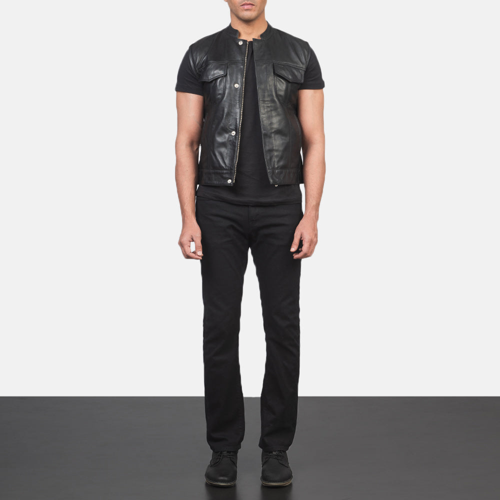 
Atlas Moto Negro Chaleco de Cuero para Hombre - Vista lateral mostrando el corte ergonómico de mangas